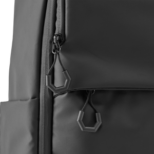 STRATIC Vibe Travel Backpack zwart detail – robuuste trekkers aan het verborgen voorvak