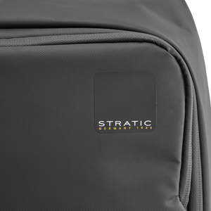 STRATIC Vibe Travel Backpack zwart – close-up STRATIC logo op waterafstotend materiaal