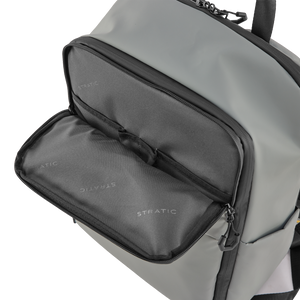 STRATIC Vibe Travel Backpack grijs detail – geopend voorvak met insteekvakken van mesh