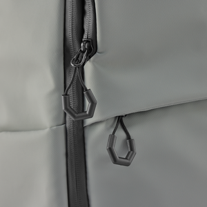 STRATIC Vibe Travel Backpack grijs detail – robuuste trekkers aan het verborgen voorvak