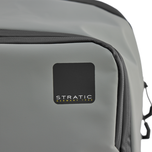 STRATIC Vibe Travel Backpack grijs – close-up STRATIC logo op waterafstotend materiaal